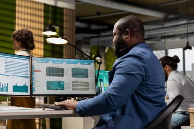 Profesyonel siyahi çalışan büyüme, analitik ve verileri performans tahmininde kullanmak için bir iş stratejisi geliştiriyor. Hedefler belirleniyor ve başarılı yönetim girişimleri yürütülüyor.