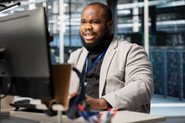 Sunucu odasındaki korkmuş programcı bilgisayardaki kritik donanım arızasını gösteren teşhis raporundan panikledi. Korkarım Afrikalı Amerikalı işçiler hata bildirimlerinden rahatsız oldular. Sistem çalışma saatlerini riske atıyorlar.