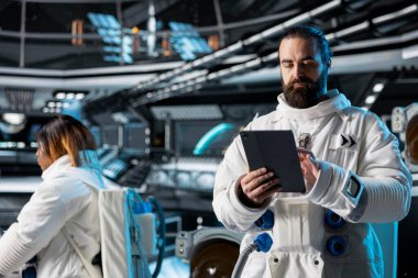 Astronot uzay aracındaki bilimsel görev sırasında tablet kullanarak galaksi gözlemi yapıyor. Gezegen keşifleri sırasında uzay giysisi izleme sistemindeki uzay gemisi mürettebatı.