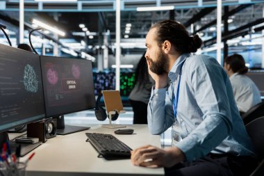 Stresli veri merkezi bilişim uzmanı yapay zeka sistemleri yüzünden tedirgin olmuş durumda. Sunucu odası yönetimi, yapay zeka donanım kritik hatasını gösteren tanı raporunu okuduktan sonra endişeli