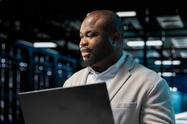 Bilgisayarı kullanarak veri merkezi yönetimini kapat, arıza kayıtlarını oku, donanım ömrünü uzatmak için kontrol yap. Sunucu merkezi işyeri çalışanı altyapı donanımlarını izliyor, sorun yaratma sorunları