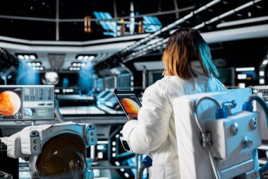 Astronot, Mars keşif gezisinden önce insanlığın geleceğine hazırlanmayı amaçlayan görev planlarını inceliyor. Mürettebat, Dünya 'nın ötesindeki insan yaşamını destekleyebilecek işaretler bulmak için gezegen yüzeyini keşfetmeye hazırlanıyor.