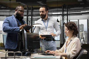 Şirket yöneticisi ve çalışanları yeni bir strateji için danışmanlık yapıyorlar, performans ölçümlerini denetliyorlar ve proje başarısını ve organizasyonel büyümeyi yönlendirmek için işbirliği yapıyorlar. Ortaklık.