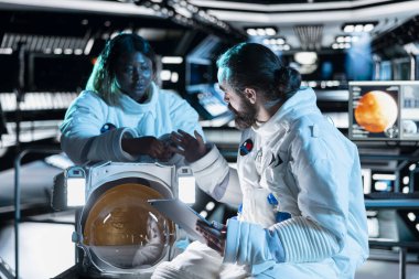 Mars 'a uçarken yörüngedeki astronotlar kontrollü testler yapıyorlar. Yıldız gemisinde kozmonotlar kırmızı gezegen yüzeyi araştırması yapıyor, deneysel gözlemleri belgeliyorlar.