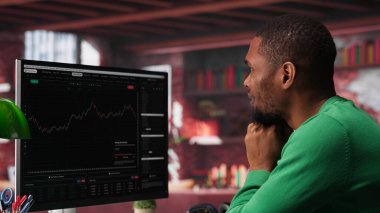 Afrikalı Amerikalı yatırımcı, hisselerini kaybettikten sonra hayal kırıklığına uğramış ve üzgün hissediyor. İflas ediyor ve tüm finansal varlıklarını kaybediyor. Parasal bir aksilik yaşayan sıkıntılı bir adam. Kamera A.