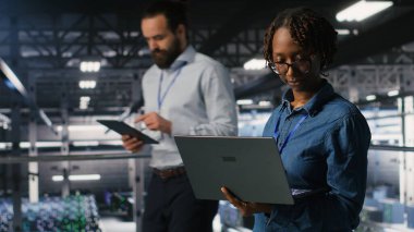 Veri merkezi çalışma arkadaşları, hataları tespit etmek ve beyin fırtınası yapmak için ekipmanlara tanı koyuyorlar. Mühendislik ekibi, sondaj platformlarının devre dışı kalma süresini en aza indirmesini engelliyor