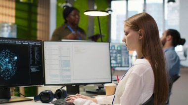 Kadın teknisyen üretici yapay zeka öğrenme algoritmalarını iş başında test ediyor. Yapay zeka ile BT profesyonel ölçeklendirme verimliliği büyük dil modeli kod, kamera A