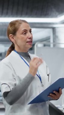 Dikey video tıbbi araştırmacıları, farmakolojiyi desteklemek için klinik denemeler sırasında yeni ilaçların yan etkilerini ve dozaj tepkilerini analiz ederek bir laboratuvar ortamında gözlem çalışması yapıyorlar.