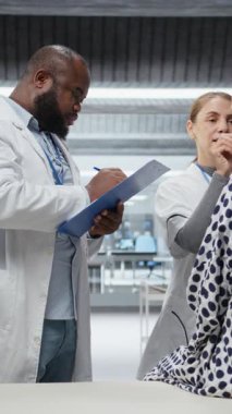 Dikey Video Çeşitliliği bilim adamları bir araştırma laboratuvarında bir hastayı gözlemliyor ve inceliyor, yeni bir tedaviyi test ediyor ve dozaj etkilerini analiz ediyor. İlerleme için risk ve sonuçlar inceleniyor