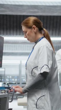 Dikey Video Hemşire, bir ilaç çalışması sırasında bir hastayla klinik deney verilerini kaydeder, ürün geliştirme ve farmakoloji araştırmalarına katkıda bulunan reaksiyonları ve dozaj etkilerini belgeler. Kamera A.