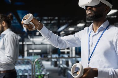 Sinir ağı altyapısı için yapay zeka teknolojisi kullanan VR kulaklıklı bir sistem yöneticisi. Donanımı güncellemek için yapay zeka programlama dili ve sanal gerçeklik kullanan geliştirici.