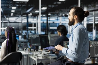 Veri merkezinde çalışan ekip mühendisleri yapay zeka teknolojisinin yardımıyla yükseltilmiş sunucu rafları sistemi kuruyorlar. Sunucu odası meslektaşları yapay zeka kullanarak şirket ağlarını güncelliyorlar