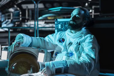 Uzay mekiği zemininde yatan uzay istasyonu felaketinden sonra umudunu kaybediyor. Gövdesi kırık bir uzay gemisinde aşırı soğuğun tetiklediği tıbbi krizle karşı karşıya olan bir adam üzerinde mavi ışıklar yanıp sönüyor.