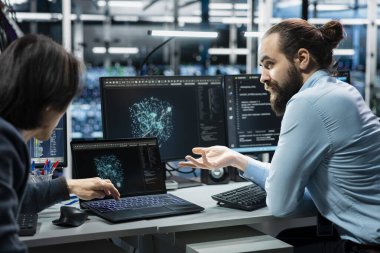 Takım çalışma arkadaşları süper bilgisayarların performansını optimize etmek için yapay zeka yardımcı analizini kullanır. Veri merkezi bilişim uzmanları LLM sohbet robotu önerilerini izleyerek görevleri hızlandırıyor