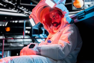 Üzgün astronot, yörünge istasyonunun zemininde tek başına oturur ve uzun bir izolasyondan sonra depresyon belirtileri gösterir. Kozmonot uzay gemisinde psikolojik kriz yaşıyor, uzun bir güneş yolculuğundan sonra kendini yalnız hissediyor.