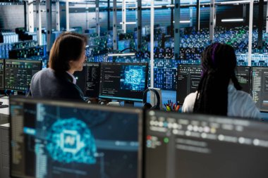 Yapay zeka eğitim veri tabanlarını yöneten veri merkezi programcıları. Yapay zeka uygulamaları için ölçeklenebilir ekipmanları destekleyen sunucu odasındaki sinirsel ağ teknolojisini denetleyen bilişim çalışanları