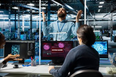 Müdür, yapay zeka sunucu çiftliğindeki teknik ekibe kızgın. Hacker 'ın hassas verileri çalmasına izin veriyor. Ekip lideri, veri merkezi çalışanlarının bilgisayar virüsünün güvenlik sistemlerini aşmasını engellememesi yüzünden hayal kırıklığına uğradı.