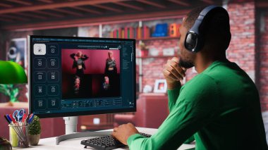 Çatı katında yapay zeka görüntü üreteci yazılımıyla çalışan siyah grafik tasarımcısı. Makine öğrenimi, bulut hesaplaması ve üretken yapay zekayla yaratılmış görselleri gösteren dijital ekran. Kamera A.