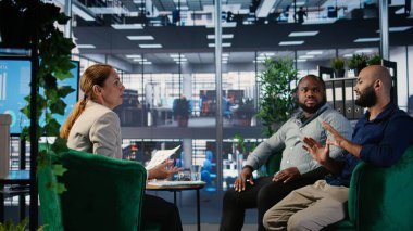 Ortaklık için stratejik düşüncelere dalan çok kültürlü uzmanlardan oluşan bir ekip, öngörü ve araştırmaya odaklı kurumsal liderlik becerilerini sergiliyor. Kariyer gelişimi. Kamera A.