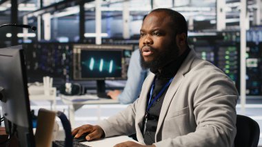 Neşeli veri merkezi yönetimi sinirsel ağ geliştirme yazılımını tamamladıktan sonra memnun oldu. Sabit altyapı performansını gördükten sonra gülümseyen neşeli sunucu merkezi bilişim uzmanı, kamera A