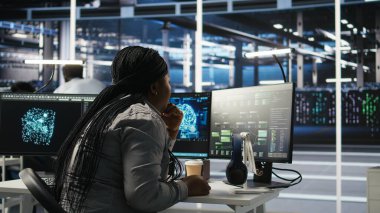 Sunucu odası uzmanı sistem kapanmasını en aza indirmek için yapay zeka teknolojisi uyguluyor. Afrika kökenli Amerikalı işçiler, veri merkezi ekipmanlarını optimize etmek için yapay zeka çözümleri geliştirir ve uygular.