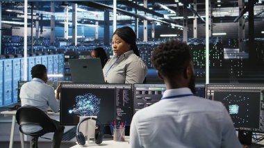 Sinirli veri merkezi bilişim uzmanı nod ağacı aracı kullanırken arızalı vites kullanıyor. Sistem sağlığı ve kamera A 'yı optimize etmek için yapay zeka görsellemesini kullanırken hataya düşmüş sunucu merkezi teknisyeni