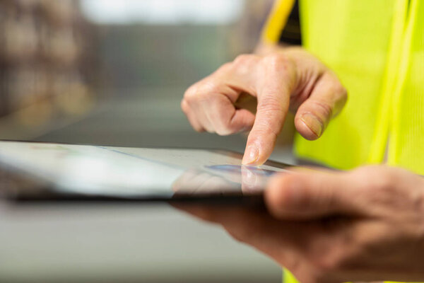 Сотрудники депо занимаются выполнением заказов в компактном распределительном центре. Персонал поддерживает успех местного бренда с помощью хорошо управляемых систем доставки и надежных местных служб доставки.