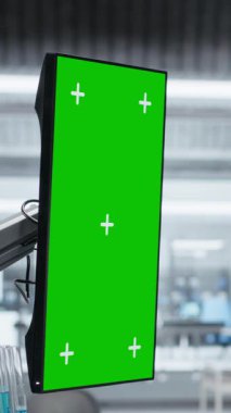 Dikey Video Chroma anahtarı, hemşirenin yeni uyuşturucu testini gözlemlemesi, hayati değerleri izlemesi ve modern laboratuardaki doz reaksiyonlarını belgelemesi yanında dikey pozisyonda. Farmakoloji araştırması. Kamera B.