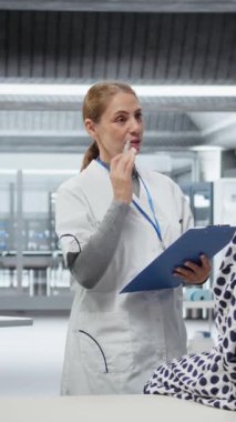 Dikey video tıbbi araştırmacıları, farmakolojiyi desteklemek için klinik denemeler sırasında yeni ilaçların yan etkilerini ve dozaj tepkilerini analiz ederek bir laboratuvar ortamında gözlem çalışması yapıyorlar.