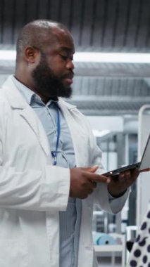 Dikey Video Siyahi bilim adamı bir sağlık enstitüsünde yapılan bir ilaç denemesi sırasında hastanın tepkilerini gözlemliyor, verileri kaydediyor ve tıpta ilerlemenin güvenli dozajı için hayati değerleri izliyor