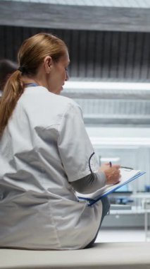 Dikey video kadın doktor, ilaç reaksiyonları, doz seviyeleri ve yan etkiler hakkında farmakoloji verileri toplamak için yaşlı adamı klinik deneyde izliyor. Biyotıp ve önlemeye katkıda bulunmak. Kamera A.