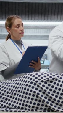 Laboratuvarda uyuşturucu testi sırasında bir hastayı incelemek için araştırma enstitüsü tarafından kullanılan dikey video büyüteç, farmakoloji gelişimine katkıda bulunmak için dozaj ve yan etkiler hakkında veri toplamak