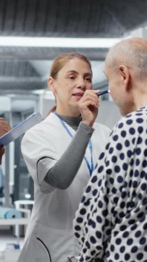 Dikey Video Çeşitliliği bilim adamları bir araştırma laboratuvarında bir hastayı gözlemliyor ve inceliyor, yeni bir tedaviyi test ediyor ve dozaj etkilerini analiz ediyor. İlerleme için risk ve sonuçlar inceleniyor