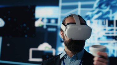 Profesyonel teknisyen, makine öğrenme algoritmaları için veri görselleştirme arayüzü üzerinde çalışarak VR kulaklık ve yapay zeka fonksiyonları kullanır. Yenilik için yüksek teknoloji cihazı. Kamera A.