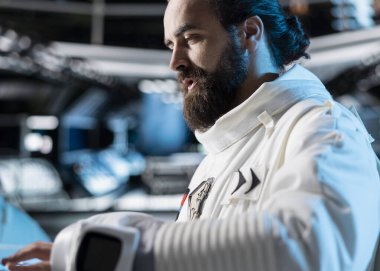 Derin uzayı keşfeden astronot araştırmacılarının portresi, gelecekteki analizler için bulgular topluyor. Uzay gemisinde kozmonot kıyafeti giyen bilim adamları rutin araştırma gözlemleri yapıyor ve görevlerini tamamlıyorlar.