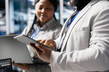 Altyapı yazılımını güncellemek için tablet kullanarak veri merkezindeki geliştiricilerin kapatılması, ağ viralizasyonunun yapılandırılması. Donanım ayarlarını doğrulamak için aygıt kullanan sunucu merkezi IT profesyonelleri