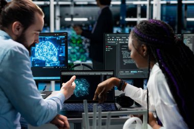 Veri merkezindeki bilgisayar bilimcileri yapay zeka teknolojisinin yardımıyla yükseltilmiş sunucu rafları kuruyorlar. Sunucu odası bilişim uzmanları yapay zeka kullanarak şirket ağlarını güncelliyorlar