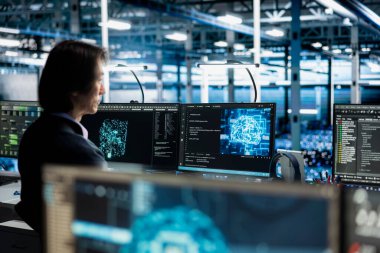 Veri merkezi programcısı, yapay zeka odaklı uygulamaları destekleyen veritabanları üzerinde çalışıyor. Sunucu merkezi bilişim uzmanı yapay zeka algoritmaları üzerinde deneyler yapıyor.