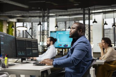 Afrika kökenli Amerikalı işletme yöneticisi analitik ve KPI ölçümleri ile strateji planlamasında bulundu, hedeflerin ölçülebilir bir başarı ile hizalanmasını desteklemek için içgörü ve dijital araçlar uyguladı.