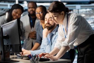 Veri merkezindeki programcılardan oluşan bir ekip depolama dizilerini güncellemek için işbirliği yapıyor, ağı sanal hale getiriyor. Sunucu çiftlik çalışanları beyin fırtınası yapıyor, ayarları doğrulamak için bilgisayar kullanıyor