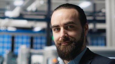 Güneş panelleri endüstri teknisyeni. Yüksek teknoloji ürünü bir fabrikada denetleme, kalite kontrol ölçümleri için. Profesyonel mühendis verimlilik için endüstriyel operasyonları sağlıyor. Kamera B.