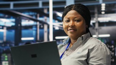 Verileri analiz etmek için düğüm ağacı yazılımı kullanan neşeli bir veri merkezi çalışanı. Altyapı performansını geliştirmek için görsel programlama kullanan iyimser sunucu tesisi mühendisi, kamera B