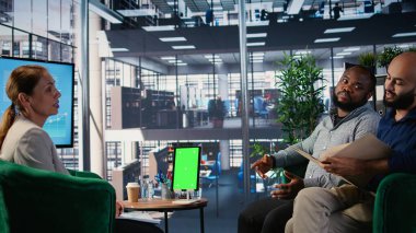 İş ortakları, bir şirket toplantısı sırasında tahmin yürütme ve strateji uygulamasına odaklanarak, modellemenin yanında hedefe yönelik bir tartışmaya giriştiler. İletişim ve müzakere. Kamera A.