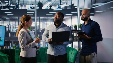 Çeşitli iş dünyası liderleri yeni bir işbirliği fırsatı için uzmanlıklarını paylaşarak, performans ölçümleri ve bir başarı öyküsünün içgörülerini tartıştılar. Stratejik düşünce. Kamera A.