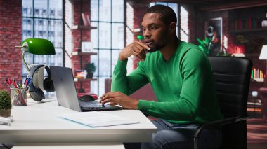 Siyah tele-işçi masanın altından bacağını sallıyor ve huzursuz davranıyor. İç işleri ofisinde görev teslim tarihine yetişmeye çalışırken gergin ve gergin hissediyor. Genç yetişkin hiperaktivite bozukluğu yüzünden huzursuz. Kamera B.