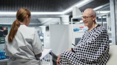 Kadın doktor, ilaç reaksiyonları, dozaj seviyeleri ve yan etkiler hakkında farmakoloji verileri toplamak için yaşlı adamı klinik deneyde izliyor. Biyotıp ve önlemeye katkıda bulunmak. Kamera B.