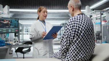 Doktor, yeni bir tedaviyi test etmek için hastayı detaylı bir şekilde inceledi. Yan etkilerini yazdı. Dozaj tepkisini izlemek için toksikoloji analizi yapılan klinik araştırmalar. Kamera A.