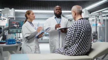 Bir grup bilim adamı yeni ilaç etkilerini değerlendirmek ve hayati değerleri gözlemlemek için bir hasta üzerinde klinik araştırma ve testler yapıyorlar. İnsanlar reaksiyonları, sağlık hizmetlerinin gelişimini inceliyor. Kamera A.