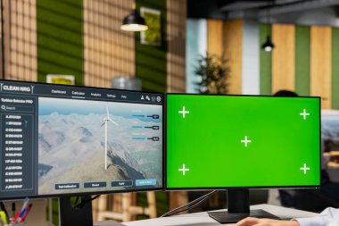 Ar-Ge uzmanı, temiz enerji alımını hızlandırmak için gelecek nesil rüzgar türbini teknolojilerini yeşil ekranda inceliyor. Araştırmacı model bilgisayar kullanarak VAWT türbininin aerodinamik tasarımını optimize ediyor