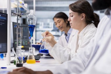 Kimya mühendisleri, karmaşık deneyler için kullanılan araştırma tesislerinde bilimsel ekipman kullanıyorlar. Yüksek teknoloji laboratuvarındaki bilim adamları laboratuvar ekipmanları kullanarak genetik araştırması yapıyorlar.